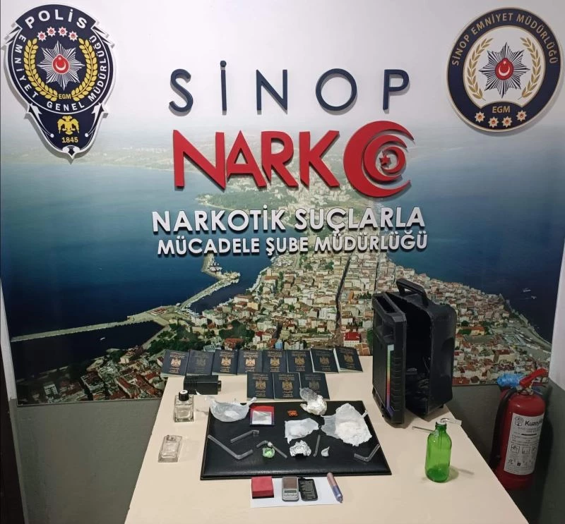 Sinop’ta polisin durdurduğu otomobilden uyuşturucu ve 11 pasaport çıktı
