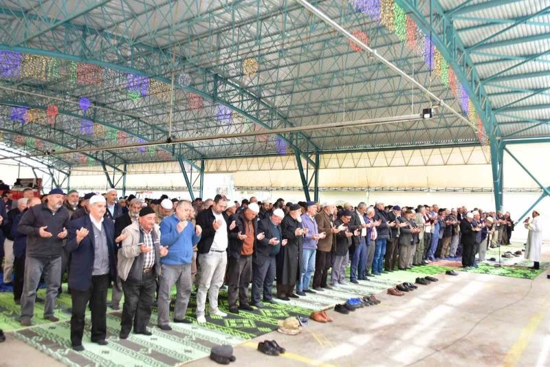İnönü’de binlerce kişi yağmur duası için toplandı
