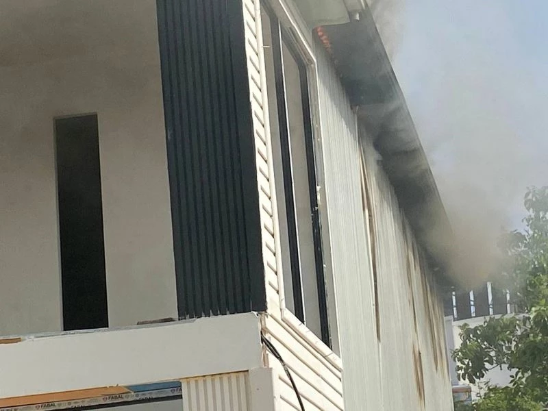 İnşaat halindeki emlak ofisinden çıkan yangın ekipleri alarma geçirdi
