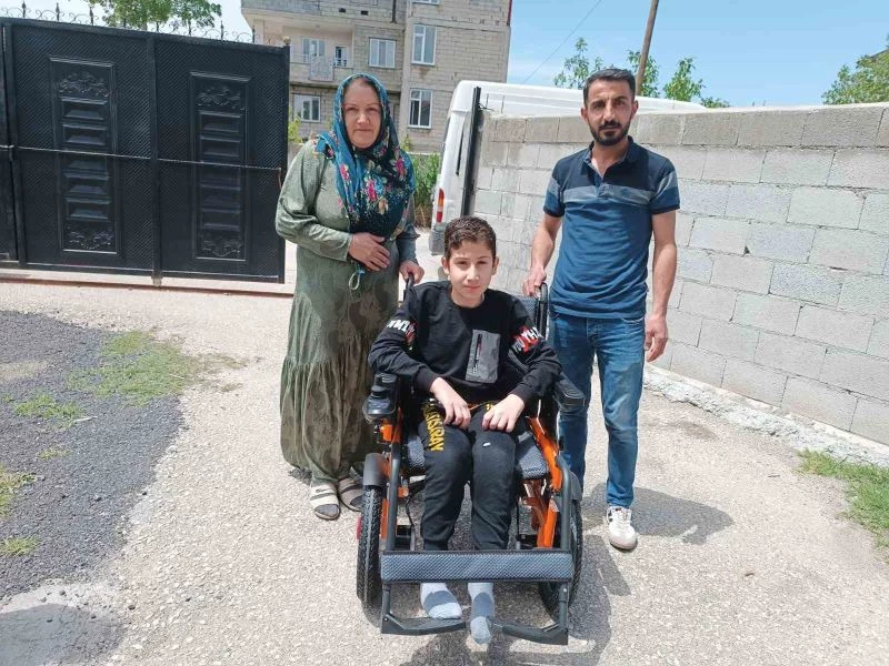 Vanlı Amcan’dan spina bifida hastası Harun’a akülü sandalye
