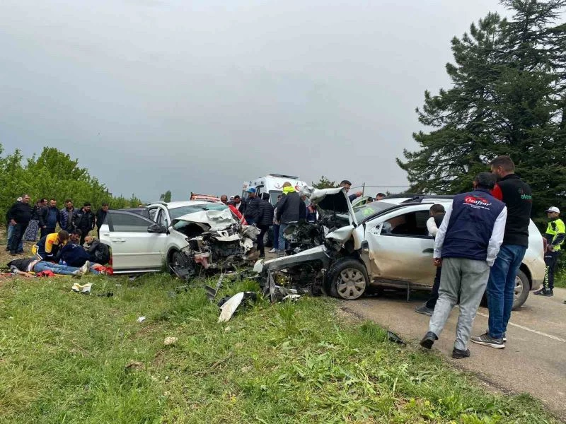 Isparta’da iki otomobil çarpıştı: 1 ölü, 4 yaralı
