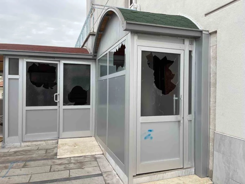 Karaman’da kaldırım taşıyla caminin camları ile şadırvanına hasar verildi

