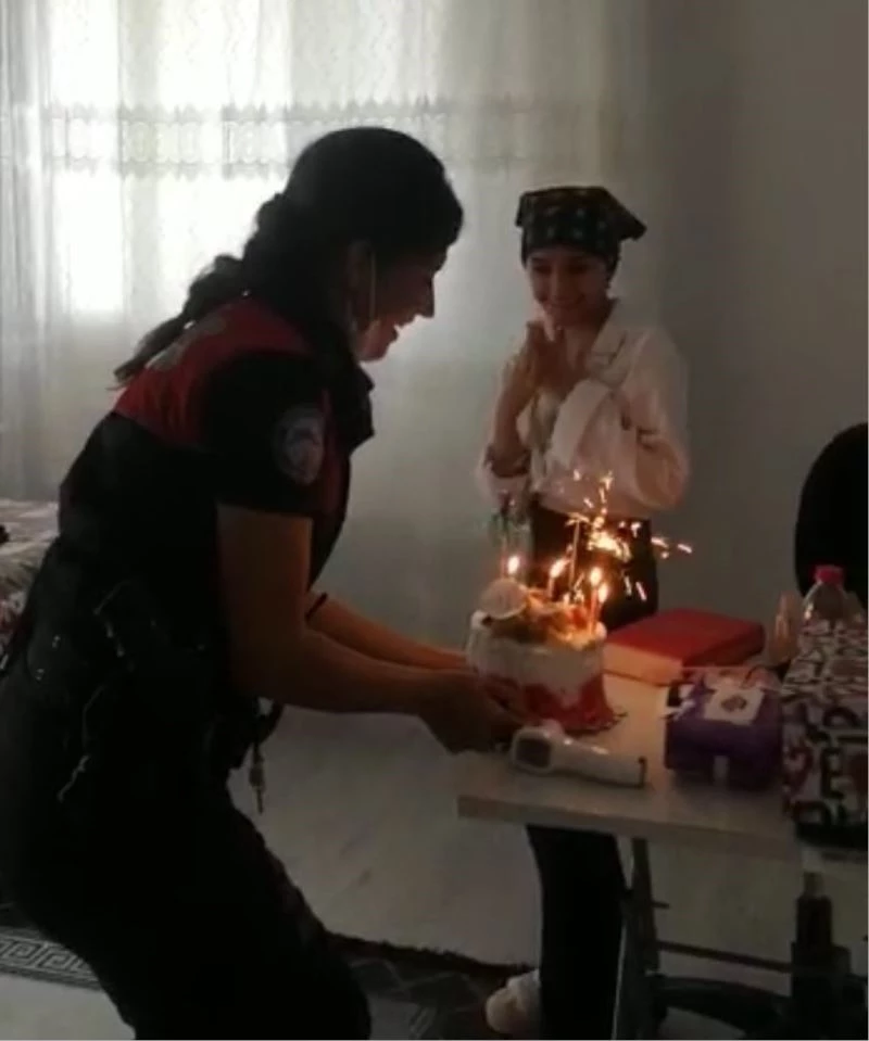 Lösemi hastası kıza yunus polislerinden sürpriz doğum günü

