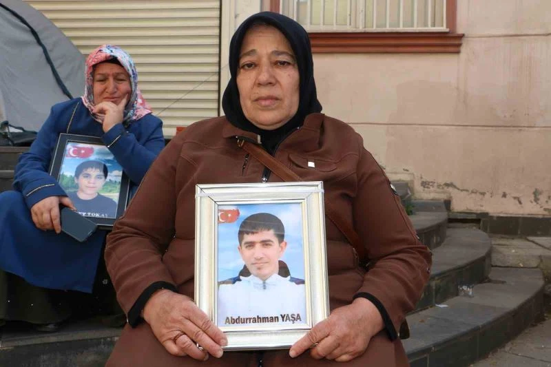Evlat Nöbetindeki anneden PKK’ya serzeniş
