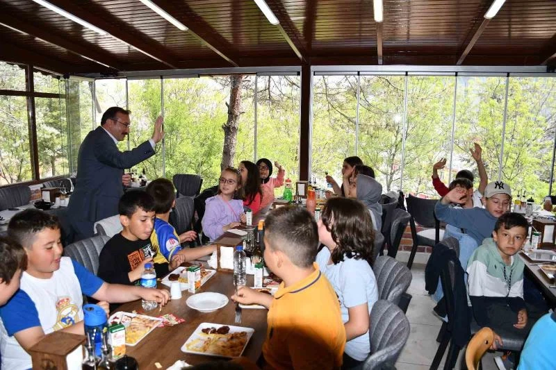 Belediye Başkanı Doğan, minik tiyatrocularla yemekle bir araya geldi
