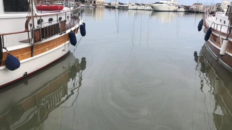 Datça’da sağanak yağmur, denizin rengini değiştirdi
