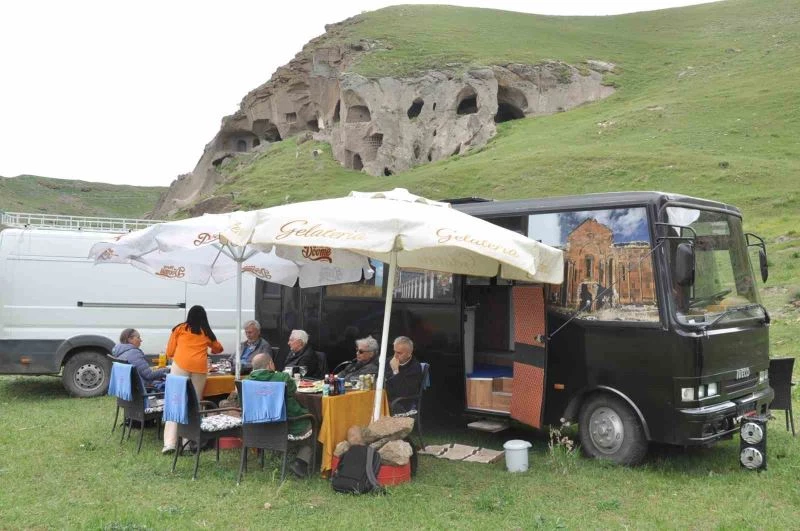 Karavanıyla hem turistleri gezdiriyor
