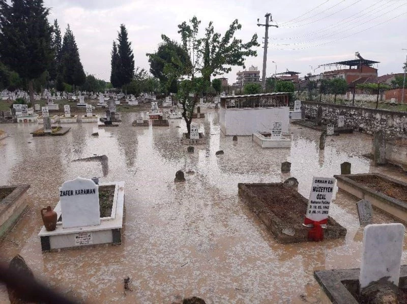 Aydın’daki sağanak yağış mezarlığı su içerisinde bıraktı
