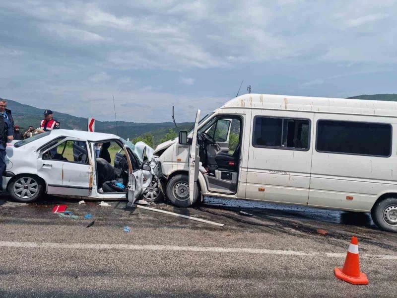 Öğrenci servisi ile otomobil çarpıştı: 1 ölü, 11 yaralı
