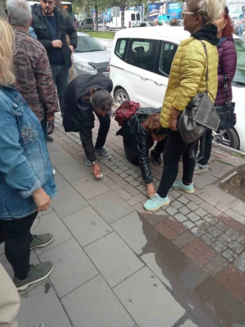 CHP’liler tarafından Türk parasının parçalanıp yere atıldığı iddiası
