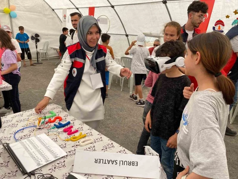 Konteyner kente yaşayan çocuklar bilimle moral buldu
