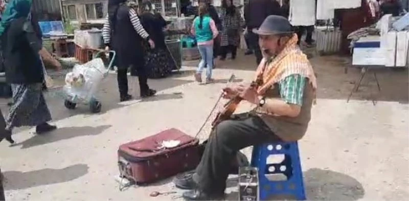 Dinar’ın tek sokak müzisyeni geçimini şarkı, türkü söyleyerek sağlıyor
