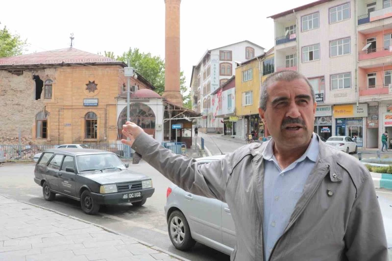 Vatandaşlar, depremde zarar gören caminin yıkılıp yeniden yapılmasını istedi
