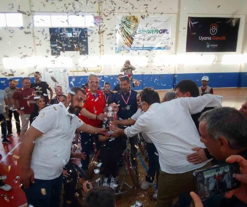 Amedspor Tekerlekli Sandalye Basketbol Takımı şampiyonluk kupasını aldı
