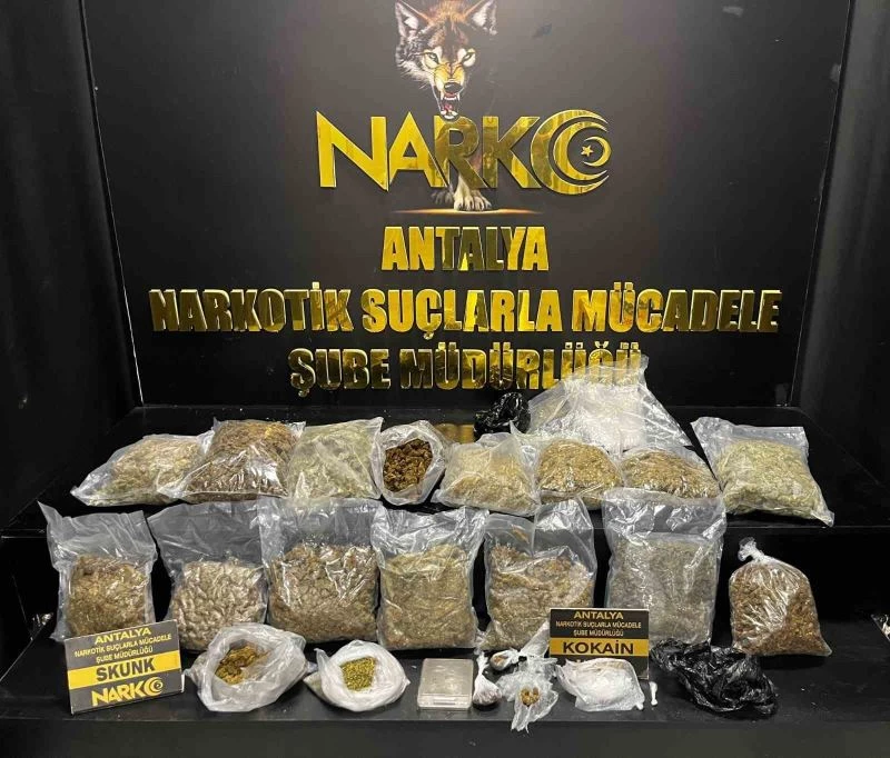 Antalya’da 8,5 kilogram esrar, 20 gram kokain maddesi ele geçirildi
