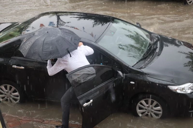 Ankara’nın batı ilçelerinde sağanak yağış etkili oluyor
