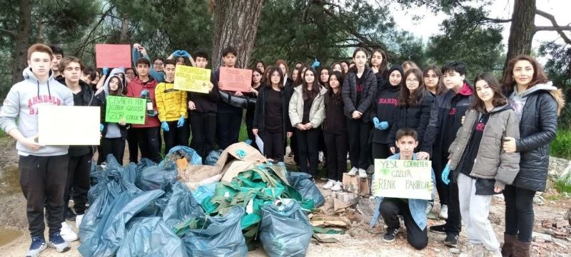 Büyükler kirletti, çocuklar temizledi
