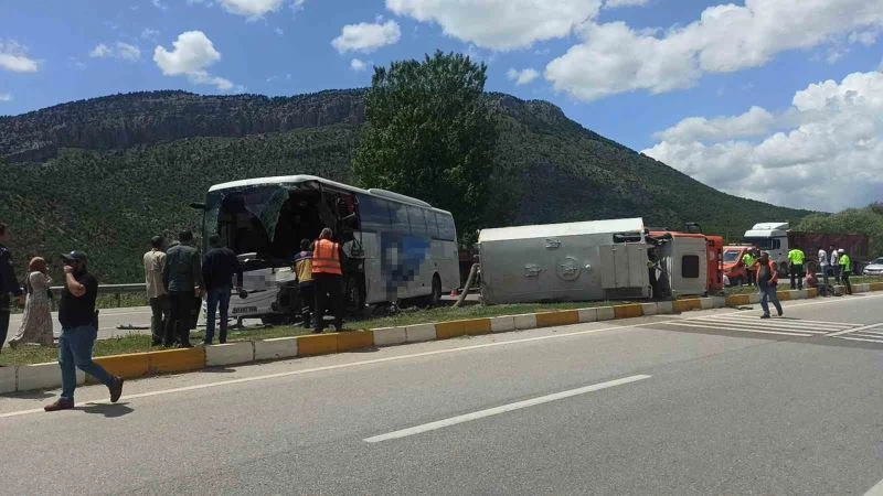 Konya’da yolcu otobüsü ile temizlik aracı çarpıştı: 1 ölü, 15 yaralı
