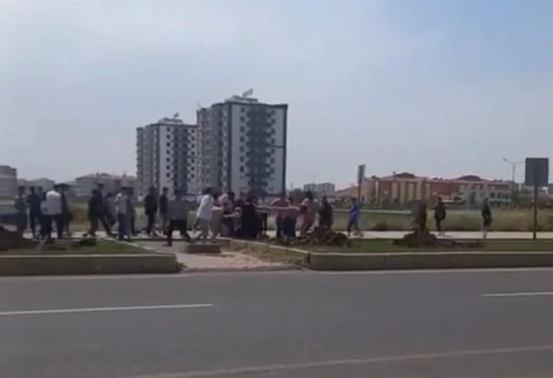 Diyarbakır’da kızlar yol ortasında saç baş kavgaya tutuştu
