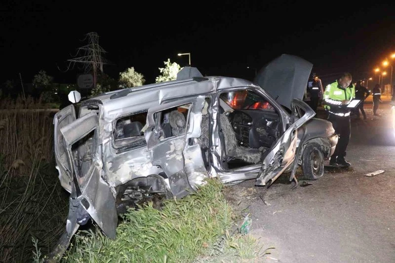 Hafif ticari araçla minibüs çarpıştı: 5 yaralı
