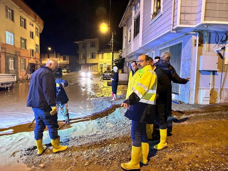 Tosya Belediyesi selin vurduğu cadde ve sokakları tazyikli suyla yıkıyor
