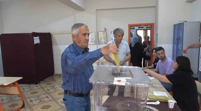 Deprem bölgesi Osmaniye’de oy kullanma işlemi başladı
