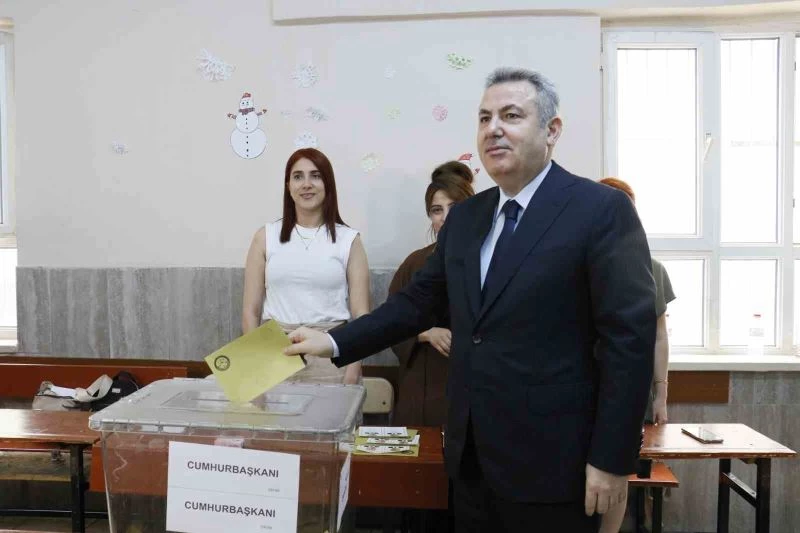 Adana Valisi Cumhurbaşkanlığı seçimi için oyunu kullandı
