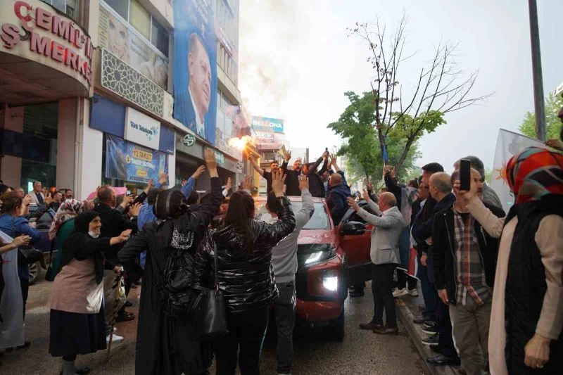 Kastamonulular Cumhurbaşkanı Erdoğan’ın zaferi için sokaklara akın etti
