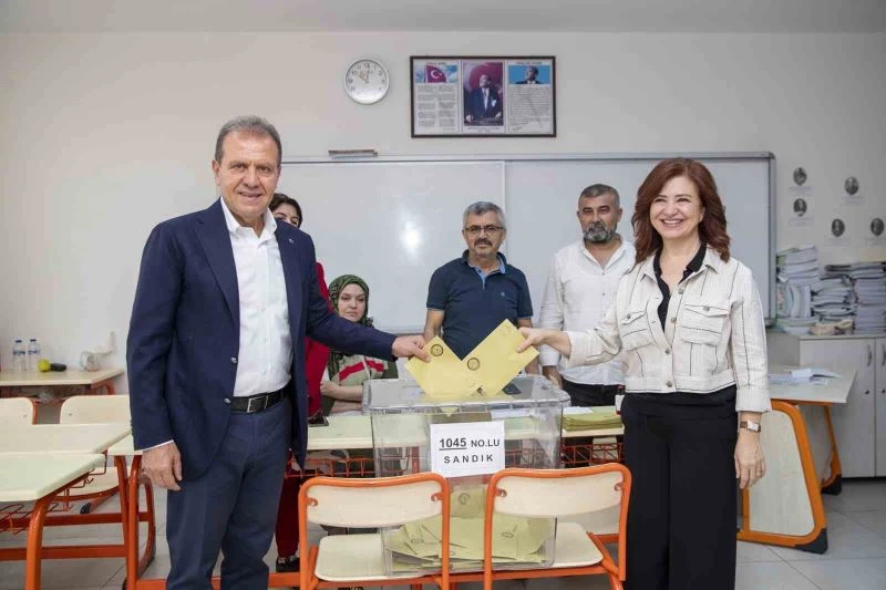 Mersin’de belediye başkanları oylarını kullandı
