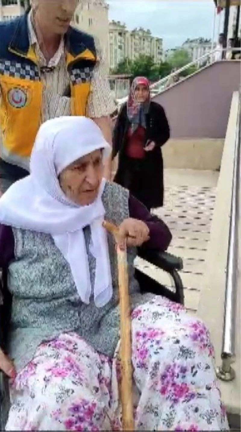100 yaşındaki Fatma nine oyunu kullandı
