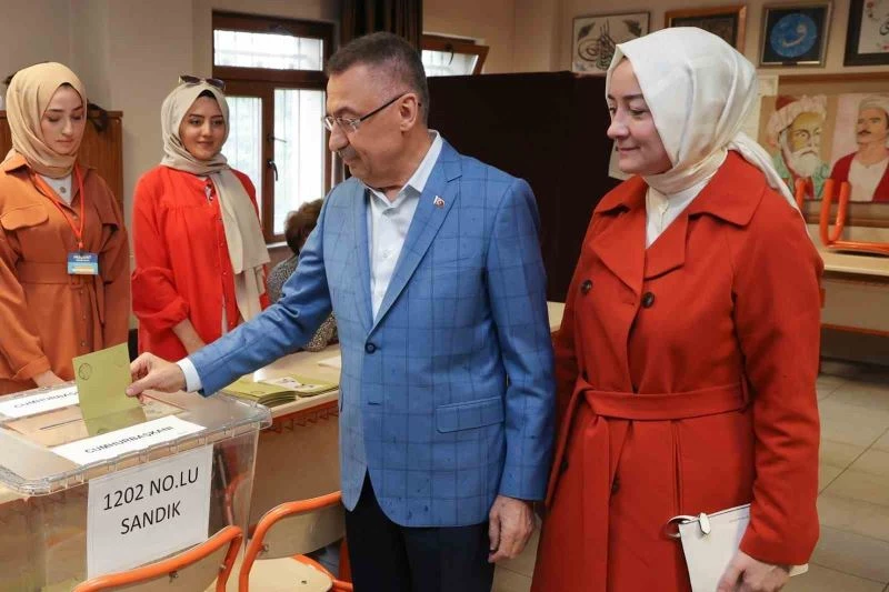Cumhurbaşkanı Yardımcısı Fuat Oktay Ankara’da oy kullandı
