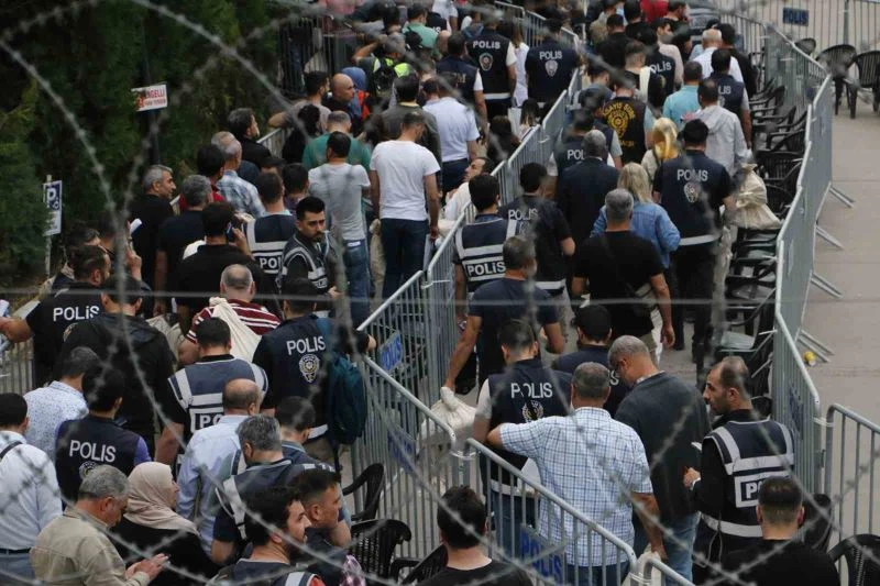 Diyarbakır’da İl Seçim Kurulu önünde metrelerce kuyruk oluştu
