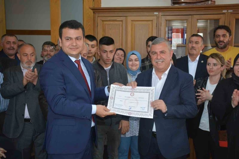 AK Parti’li Nazım Maviş 3. kez mazbatasını aldı
