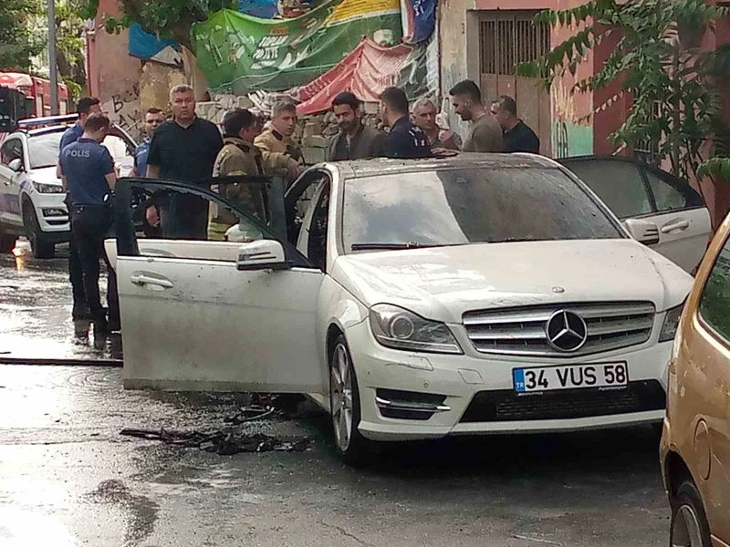 Beyoğlu’nda park halindeki araç alev alev yandı
