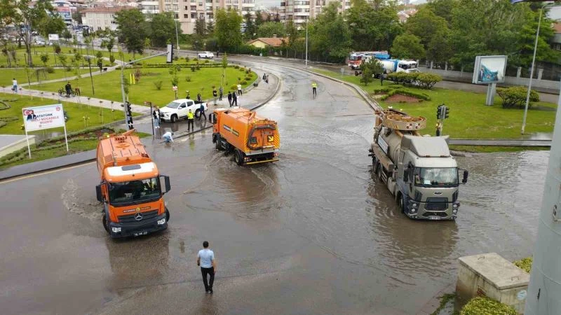 Başkent’i sel vurdu: Vatandaşlar araçların üzerinde mahsur kaldı
