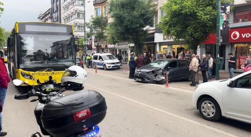 Yolcu indiren halk otobüsüne ters şeritten gelen otomobil çarptı : 1 yaralı
