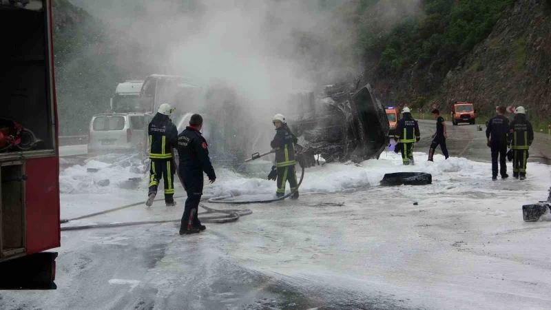 Freni boşalan kimyasal yüklü tır alev alev yandı, faciadan dönüldü
