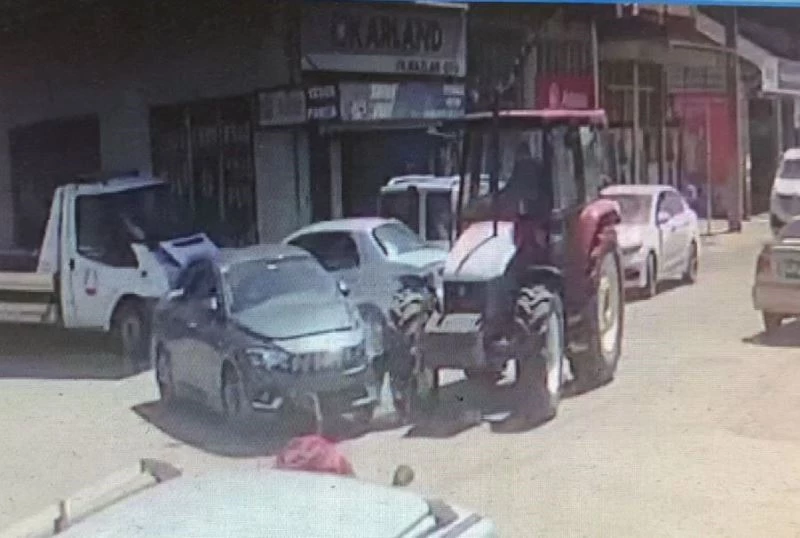Traktörle otomobilin çarpıştığı yaralamalı kaza kamerada
