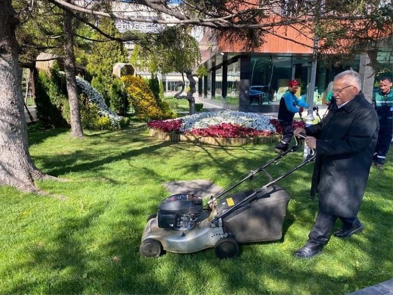 Başkan Büyükkılıç’tan belediye parkında bahar mesaisi
