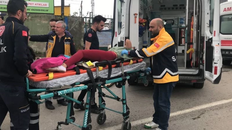 Edirne’de köpeklerin saldırdığı motosikletli otomobille çarpıştı: 2 yaralı
