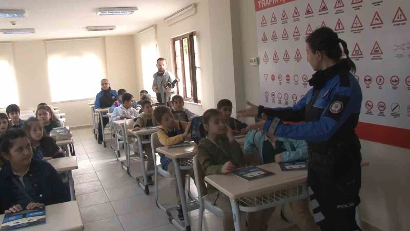 Arnavutköy’de ilkokul öğrencilerine uygulamalı trafik eğitimi
