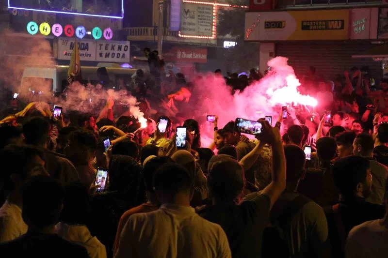 Diyarbakırlılar Galatasaray’ın şampiyonluğunu meşalelerle kutladı
