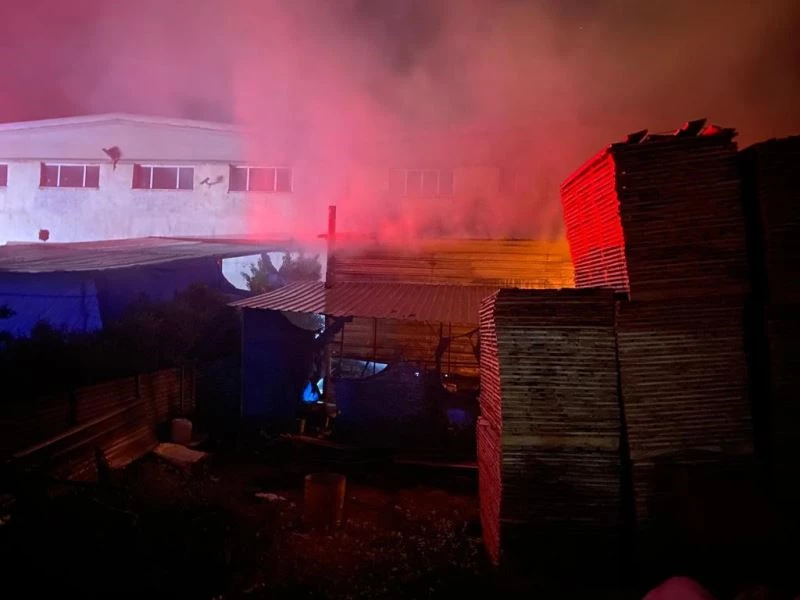 Kayseri’de mobilya fabrikasının deposu yandı

