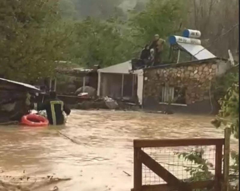 Simav’da selde 67 evi ve bir besihaneyi su bastı, 20 hayvan telef oldu
