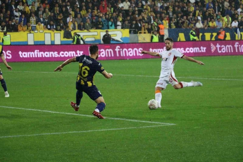 Spor Toto Süper Lig: MKE Ankaragücü: 1 - Galatasaray: 2 (İlk yarı)
