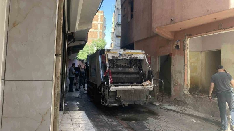 Diyarbakır’da terör yandaşları belediyenin çöp arabasını ateşe verdi
