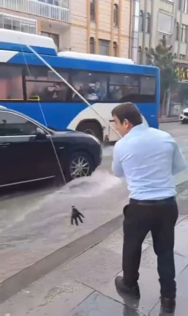 Ankara’da vatandaşlar caddelerde oluşan sulara oltalarını salladı
