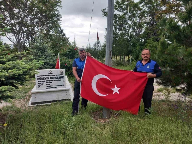 Günyüzü’nde şehit mezarlarının Türk bayrakları zabıtalara emanet
