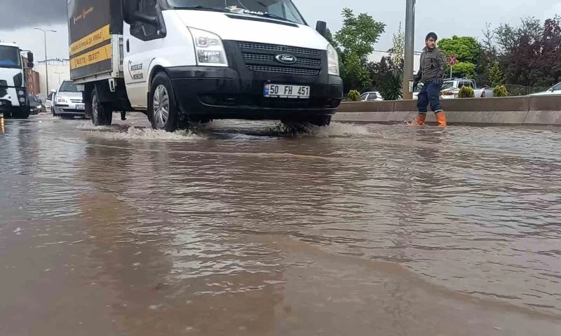 Kırıkkale’de aniden bastıran yağışta caddeler göle döndü
