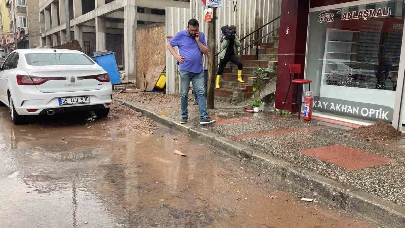 İzmir Çiğli’yi vuran yağış sonrası esnaftan belediyelere isyan
